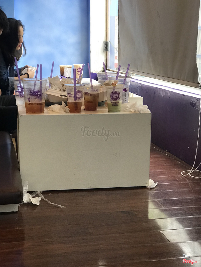 Phục vụ không biết đi đâu nhìn rất bừa bộn 