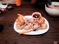 Đây là kimbap chiên. Khá nhiều so với các quán khác. Thành phần cũng khác một tý. Ăn tạm ổn nhé! Chỉ có điều là quá trình vận chuyện đến bao tử đôi lúc gặp khó khăn bởi vì dùng nĩa thì nó sẽ bị rớt ý nhé! Giá cũng okay luôn nhé! À ở đây có món kimbap cuộn trứng nữa bạn mình nói ngon lắm.