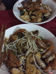 Miến trộn nem chua rán