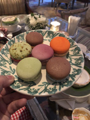 Macaron 45k/cái,hơi ngọt nêm mình hồng có thích lẵm tại k phải team mê đồ ngọt