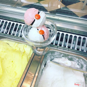 Kem Poke-cream cực Hot trong cơn lốc trò chơi Pokemon Go. Hình thù trong y như quả Pokeball vậy, đẹp quá ko nỡ ăn nên fai chịp ảnh check in bét nhè rồi mới dám ăn :)) khá ngon và quan trọng là ngay khu phố cổ Nhà Thờ nên vừa được ăn kem vừa được bắt Pokemon :)) 