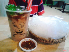 Trà sữa ngon topping cực nhìu ( thạch + trân châu ). Bánh tráng rổ thì khỏi cần nói rổ nhìu chấm muối cay cay cực đã. Đã v giá rất phù hợp với túi tiền hs😍😍