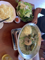 Vào hàng tự nhận là nhà hàng Dìn Ký ở SG . Nhưng đồ ăn cực tệ , ko chấp nhận nổi. Chặt ch kinh khủng 1 nồi lẩu atiso lèo tèo mà 700k . Ko đáng tí nào . Thịt chân giò thì chả ngon , hoa atiso thì héo thối . Quá tệ . Dân du lịch đi cẩn thận kẻo bị nó lừa , nó cứ gạ là ngon lắm 