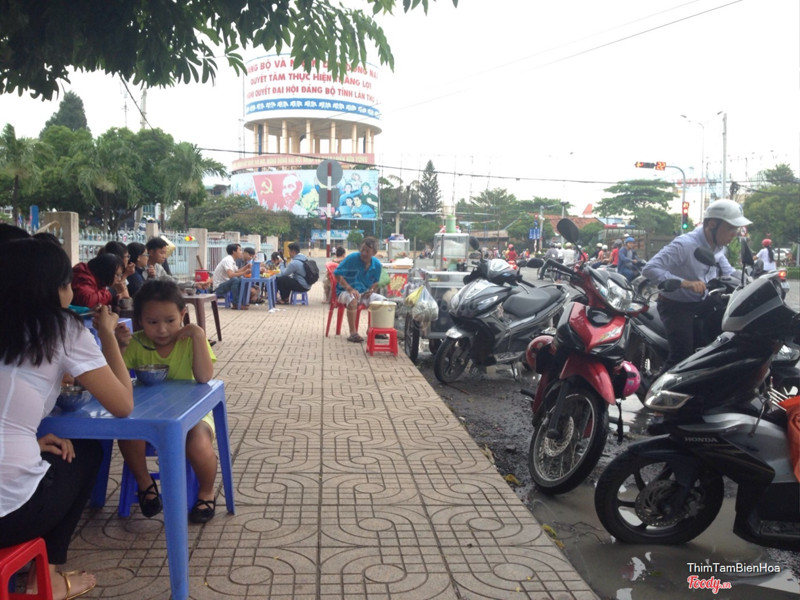 Ngay đầu đường chỗ tượng đài, lâu lâu công an dzí thì đẩy vào hẻm kế bên Z cà phê núp đỡ :v.