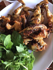 Ếch nướng. Món này ươp cũng hơi cay xí. Cơ mà ếch này ko xài thuốc nên thịt hơi bỡ tí nhưng an toàn cho sức khỏe :))) con nào cũng "đô" hết nên bạn mình cứ bảo là ếch này chăm tập gym lắm nên cơ bắp cuồn cuộn :)))) nói chung là ngon không đến nổi 