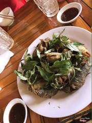 Cá bống chiên giòn. Cá này được nuôi dưới hồ tuyền lâm nhe. Con nào cũng mập ú à :))) ăn vô thì giòn rụm thích lắm :))