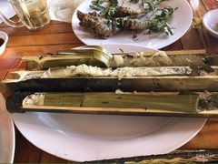 Cơm lam ăn gèm với thịt heo rừng. Cơm lam ngon lắm :)) bên trong còn có cả đậu phộng nữa