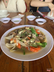 kêu mướp xào 80K / dĩa nhưng lát tính tiền thì dc free do kêu nguyên con gà nướng 