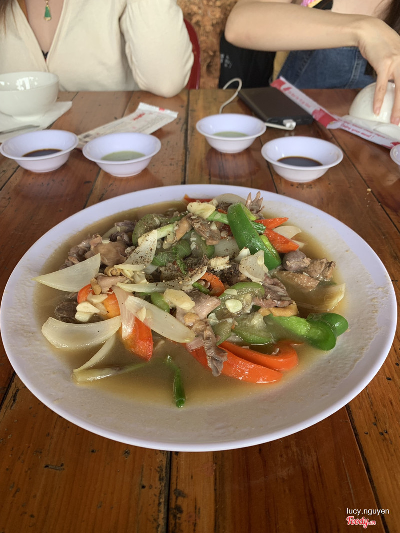 kêu mướp xào 80K / dĩa nhưng lát tính tiền thì dc free do kêu nguyên con gà nướng 