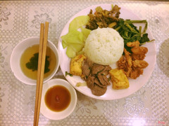 Cơm chay ngon ngon ở Loving Hut! Thấy đứa bạn nó ăn mãi cũng ghé thử xem sao! 👍🏻 ăn ổn thích đậu với su su rất vừa. Thịt chay ko được giống bà mình nấu lắm nên chắc ko ngon bằng. Cá chay rán cháy quá cảm giác hơi giống tóp mơc. Nhưng ăn vẫn ngon. 25/ suất