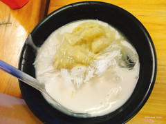 Tàu hũ thì bình thường.NHưng mình thích nhất ở quán này là phần nước dừa thơm và béo cộng với sầu riêng rất nhiều chạy từ gò vấp qua chỉ ăn mỗi món này mà trời nóng ăn xong cảm giác thích vô cùng.Mong quán cho ra nhiều món mới để tiếp tục ghé thử 😊😊😊😊😊😊