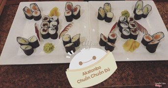 Ngon hĩ 😘😘nhìn thôi đã sướng mắt rồi!!! Thưởng thức cho nhanh mọi người ơi 😘😘🍣🍣🍣 MAKI MONO (salmon,tuna,tamago,ika shisho,avocado,kanpyo)...tẹc ga