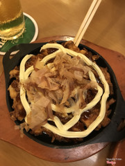 Bánh xéo nhật bản “Okonomiyaki” theo phong cách của Akatonbo ,nhìn mayone nhiều vậy thôi chứ kèm theo sốt màu đen quyện lại rất ngon mà k béo lắm đâu.Món này ở Nhật là nổi tiếng rồi,ăn bánh xèo thì chỉ thích ở đây.1 cái chia làm 4 ăn k ngán 😘 Cứ có lương là chúng ta lại ghé 🤣🤣