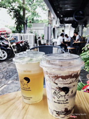 📍Heytea - 74 Nguyễn Chí Thanh ✔️Trà xanh Heytea Kem Cheese 48k Socola Kem Bánh 47k + topping Trân châu trắng 10k 🗯Thấy bạn mình bảo uống Trà xanh Heytea Kem Cheese ngon hơn ở Royaltea nhưng Kem Cheese ngậy mùi sữa ông thọ. Socola Kem Bánh, mình thấy không nên quấy lên vì nó sẽ rất ngọt và ngấy, còn để nguyên thì sẽ rất vừa miệng. Topping trân châu trắng rất ngon, ngon nhất mà mình từng ăn. Quán đẹp, rộng rãi, mát mẻ, nhân viên thân thiện