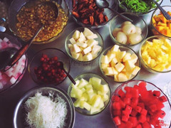 Món ăn vặt chè và hoa quả đủ loại. Luôn tươi ngon và đảm bảo vệ sinh