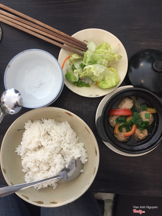 Cơm chả cá cà chua, salad giấm, tặng thêm canh rau