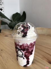 Mình chọn best seller là Blueberry cheese của quán. Rất ngon, vị ngọt vừa phải, béo béo thơm thơm rất dễ uống