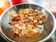 Thịt nạt heo sắt lát vs trứng cút