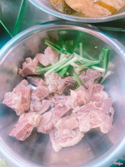 Xường heo. Hầm thấm gia vị đỏ ngon
