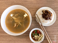 Canh bò dùng với cơm hầm thịt heo vị Taiwan của Ăn Vặt Đố Dám Thử thật lạ, thật ngon..