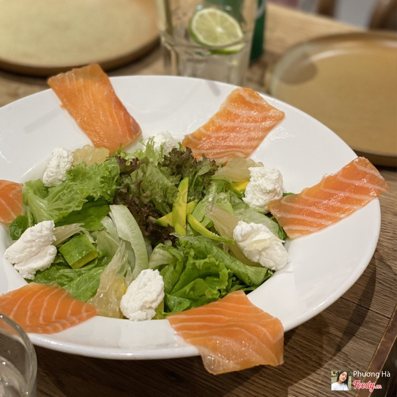 Salad cá hồi, bơ & phô mai Ricotta kèm sốt đậu nành