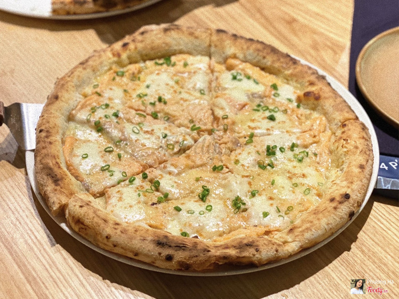 Pizza cá hồi xốt kem miso