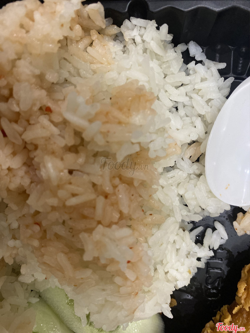 Cơm sống vẫn còn nhân trắng k nhai dc