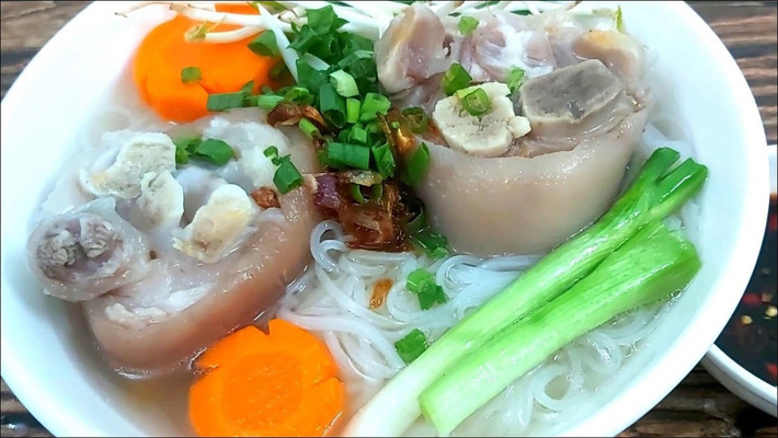 Hủ Tiếu Giò Heo - Ái Huỳnh