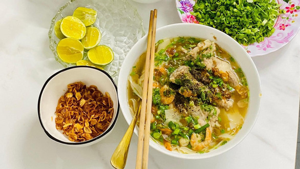 Hoành Thánh Lá, Bánh Canh Sườn Cây & Hủ Tiếu Gà Xé Trứng Non - Lion Quán