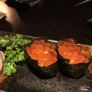 sushi trứng cá hồi