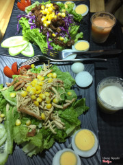 Salad bò sốt tiêu + salad thập cẩm