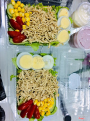 Hôm nay mình có đặt hai hộp salad gà xé của shop.Tổng quan thì đẹp, ngon, đầy đặn và giá cả hợp lý.Tuy nhiên mình cảm giác trứng luộc hơi kĩ nên thâm thâm ngoài lòng vàng, với cả sốt chanh leo hơi nhạt