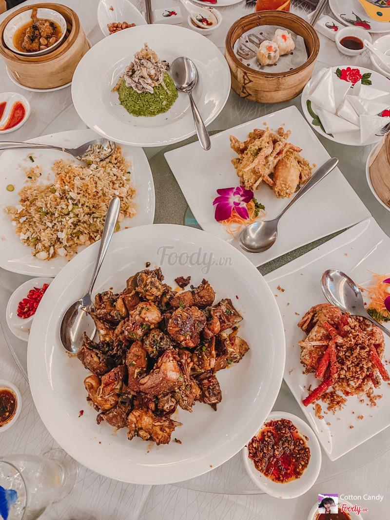 Vịt quay Bắc Kinh. Tôm sốt trứng muối.