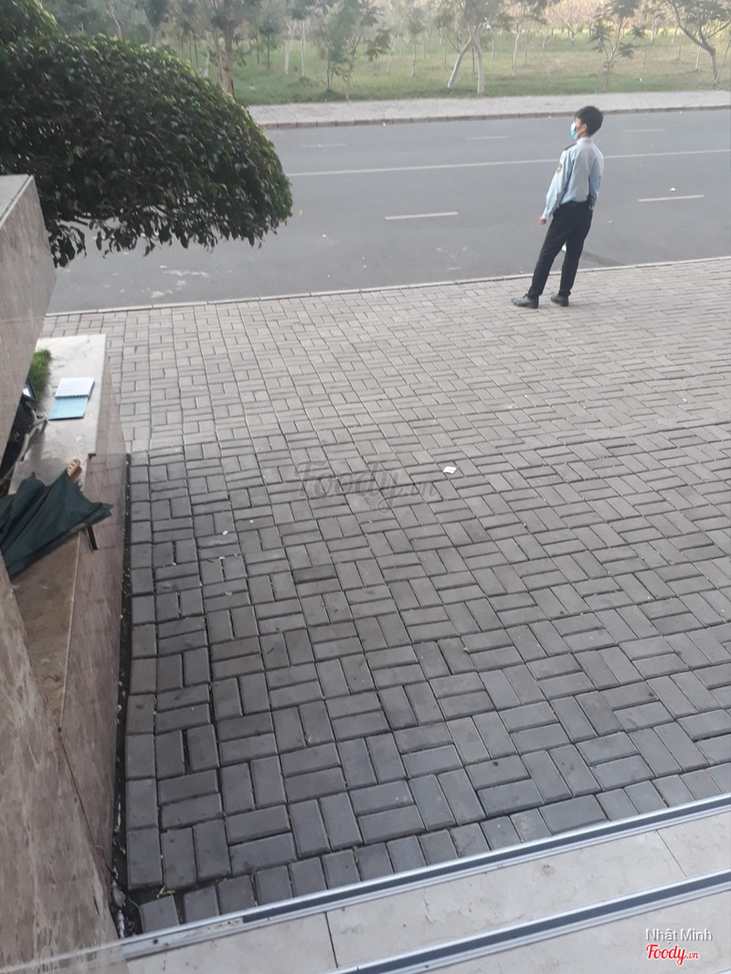 Bảo vệ ở trên sẽ gọi bộ đàm cho bảo vệ ở dưới chạy xe lên