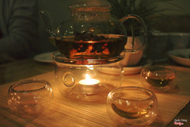 Nhẹ nâng một chén trà Thiền
Bình tâm nhìn khói ưu phiền thoảng bay
Cuộc đời một giấc mộng say
Trăm năm nhìn lại… Mới hay… Vô thường!
(Thiện Hùng)