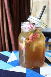 vào những ngày hè nóng nực, một ly trà hoa lắc mát lạnh, thơm mát sẽ xua tan mọi mệt mỏi, căng thẳng. ngoài ra, trà hoa còn giúp cho bạn có một làn da xinh đẹp, giúp bạn giảm cân