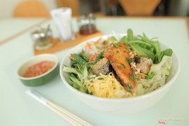 Bún chả giò cá hồi