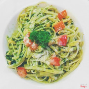 Fetucini pesto sauce with tomato and chicken