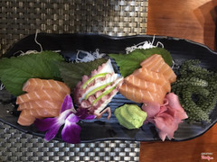 Sashimi cá hồi và bạch tuộc