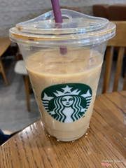 Starbuck nước uống vẫn như vậy, chi nhánh này được cái ở ngay trung tâm nhưng ít đông hơn mấy chi nhánh khác, tuy nhiên nhược điểm là không có lầu chỉ có tầng trệt. 