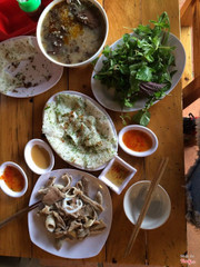 Một phần này dành cho 2 người, mình có gọi thêm 1 đĩa bánh hỏi. Tất cả hết 80k. Rất ngon

