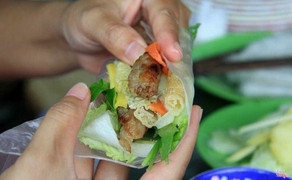 Cuốn đầy đủ nem và rau các loại