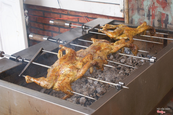 Gà nướng ăn với cơm nếp Lào