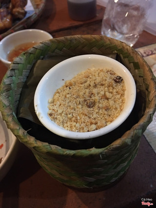 Xôi ủ trong lá, ăn với mè