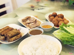 combo gồm 10 nem, 10 bánh bao chiên, 100gr bò hấp, nước chấm, rau sống( rau rừng tây ninh) bún...