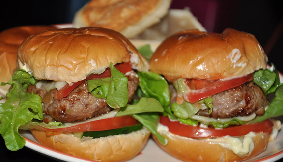 Bánh Mì Hamburger, Gà Chiên & Trà Sữa