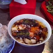 Thịt được quấn lá lốt và nướng bằng que tre