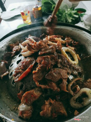 Mọi người chỉ việc nhúng bò, mưc, diềm hay tôm vào dầu rồi đặt Lên vỉ để nướng. Vừa nóng vừa ngin mà ko bị khô hay sải 