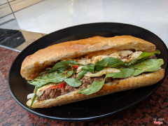 bánh mì bò Đặc biệt - bự thiệt bự mà chỉ có 35k: gồm 2 viên bò và 1 trứng luôn ạ