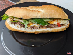 bánh mì bò trứng chỉ 25k : gồm 1 viên bò + 1 trứng chiên